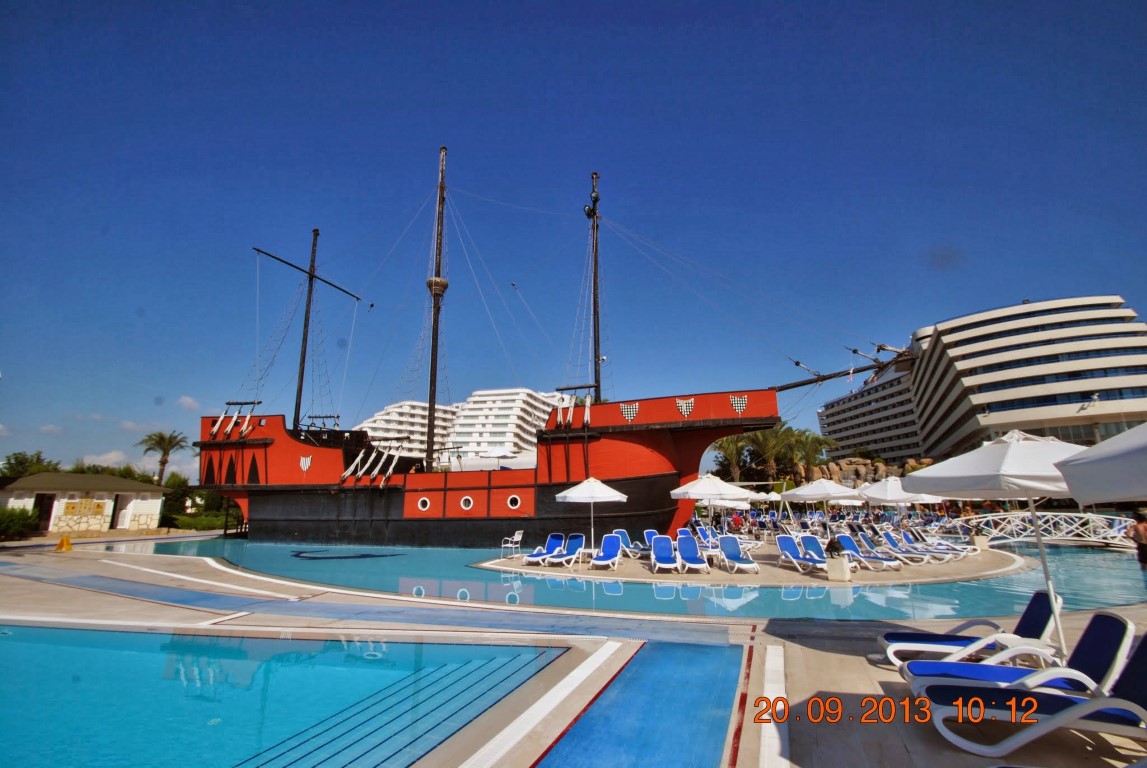 imagini hotel TITANIC LARA